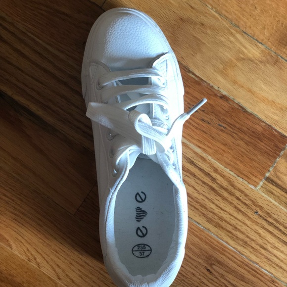 White shoes - 6.5 US sizing for women - Picture 2 of 3